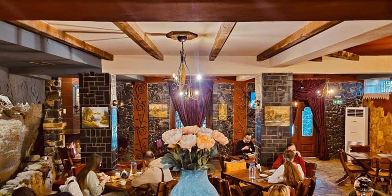 Vila Eden Boutique Hotel Korça Exteriör bild